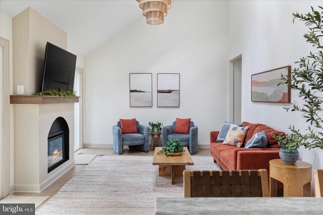 Building Photo - 4386 Lakewood Dr