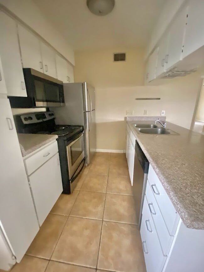 Building Photo - K002 - Pointe #61