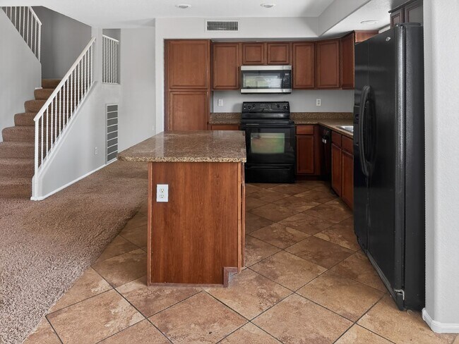 Building Photo - Beautifu;l 4Bed/2.5Bath, Private Pool Home!