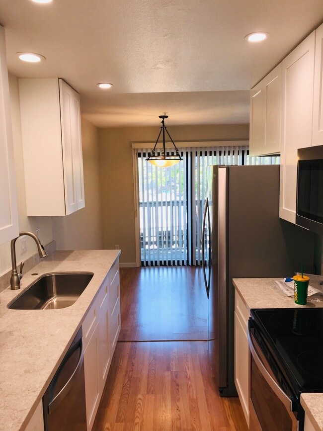 Building Photo - 2115 Overlook Dr