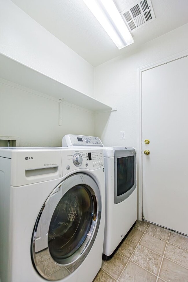 Building Photo - 4 Bedroom home located in Silverado Ranch