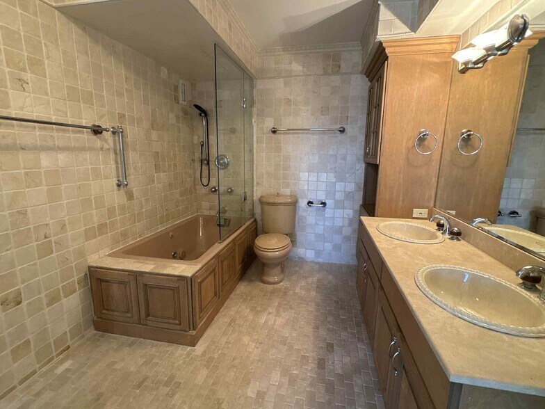 Building Photo - 1440 N Lake Shore Dr