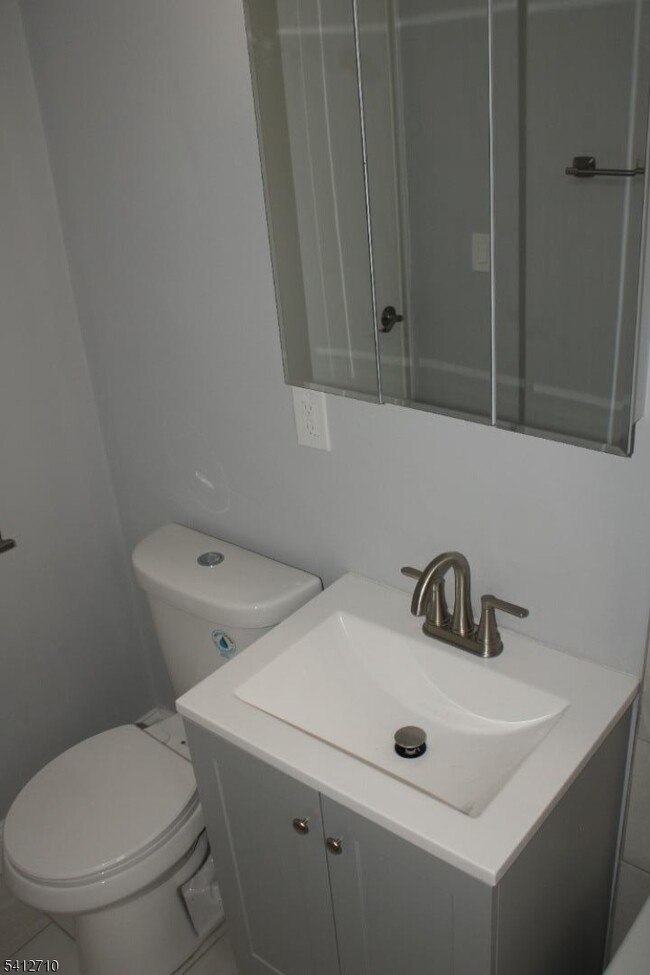 Building Photo - 819 Bloomfield Ave