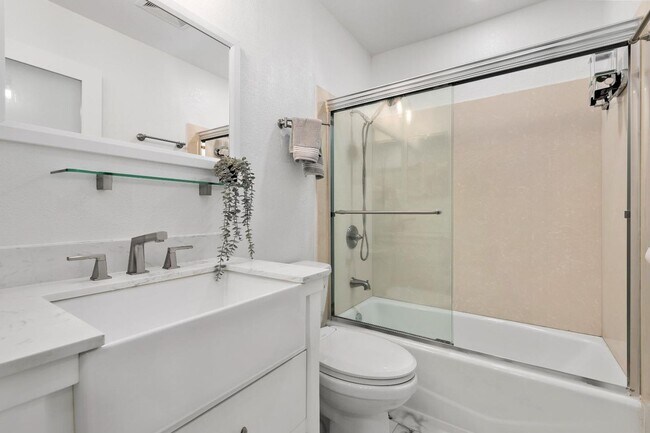 Building Photo - Modern Updated 1 Bedroom 1 Bath Condo with...