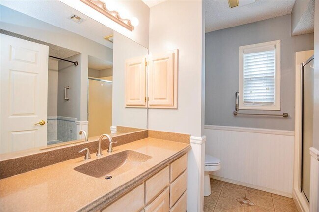 Building Photo - 2 Newburgh Dr