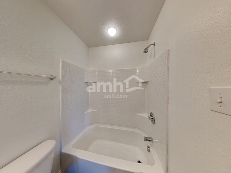 Building Photo - 2014 Kingsbridge Dr