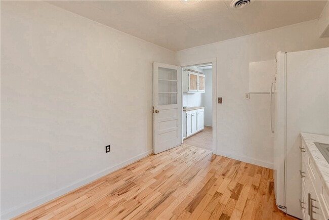 Building Photo - 937 E Main St