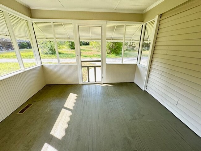 Building Photo - 505 E 5th St