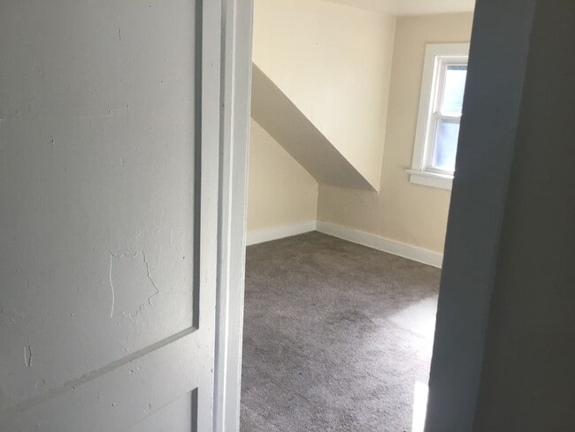 Building Photo - 4 Bedroom Single Family Home