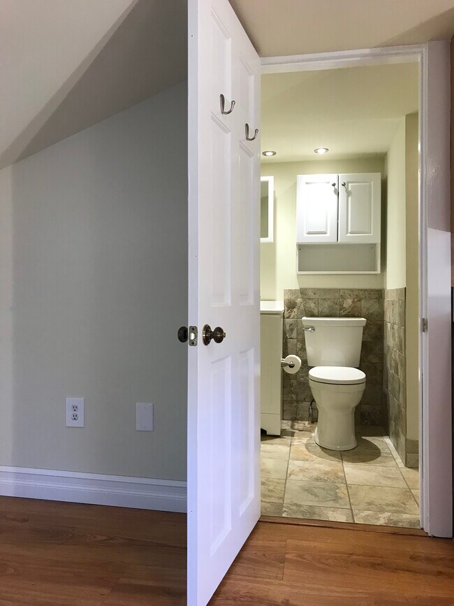 bathroom - 49 School St