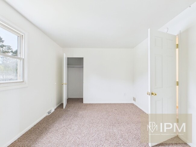 Building Photo - Available Now! Cozy 3 Bedroom, 1 Bath Town...