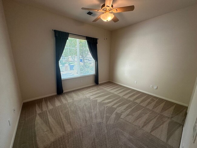 Building Photo - 2 Bed 2 Bath Plus Den In Summerset Orchard...