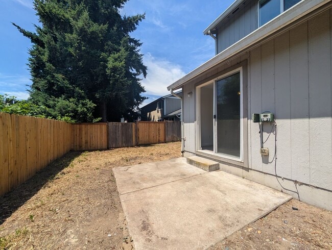 Building Photo - Nice 3 bed/1.5 bath duplex with fenced-in yard and 1 car garage