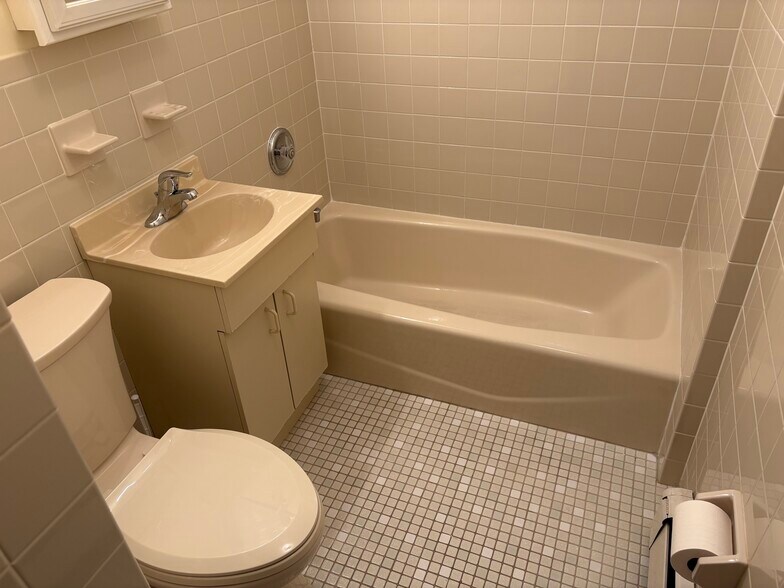 Building Photo - 1356 Roosevelt Ave