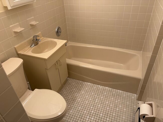 Building Photo - 1356 Roosevelt Ave