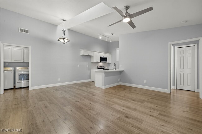Building Photo - 1518 SW Courtyards Ln