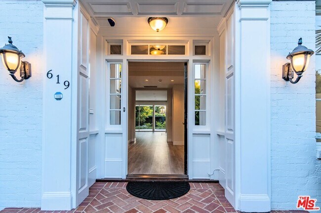 Building Photo - 619 N Rodeo Dr