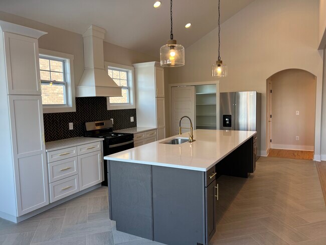 Building Photo - Clarksville Luxury home