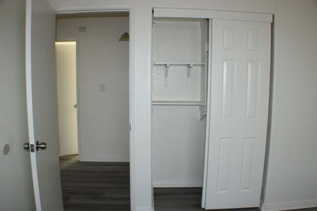 Building Photo - Move-In Ready 4BR/2BA with New Flooring, Fireplace & Spacious Kitchen