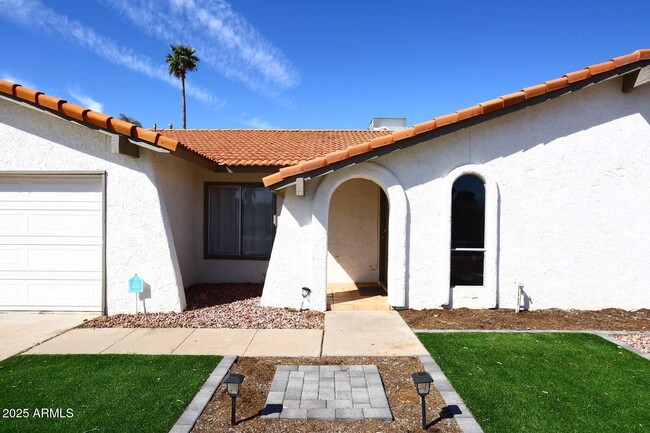 Building Photo - 2634 S Cottonwood Dr