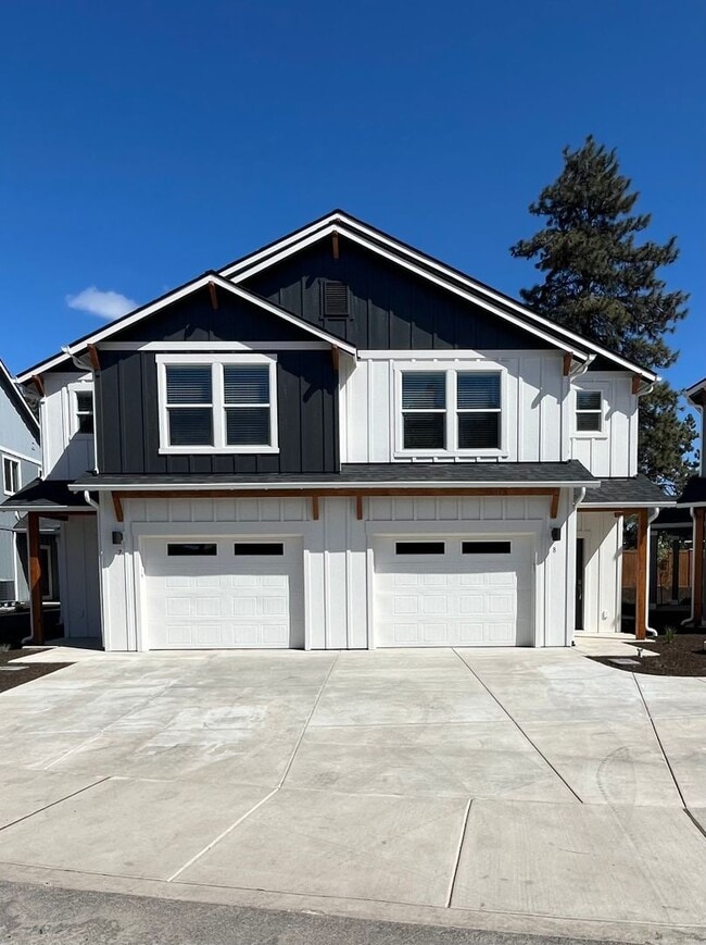 Building Photo - Newer Townhome in Midtown Bend with Deposit Special
