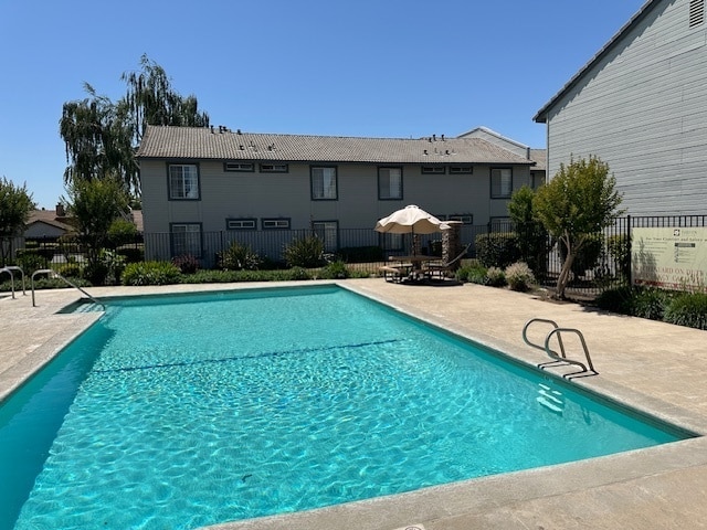 Building Photo - Modesto 2 Bedroom 2 Bath Condo "Parkview V...