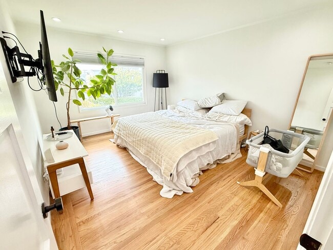 Building Photo - Beautifully Remodeled Westlake Home