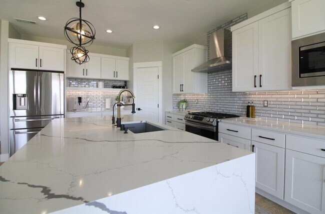 Building Photo - Move in ready luxury home!
