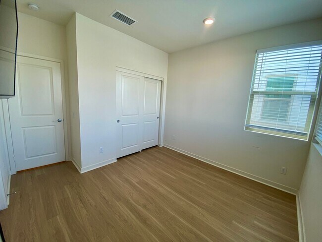 Building Photo - Modern 3-Bed, 3-Bath Home with Garage & Re...