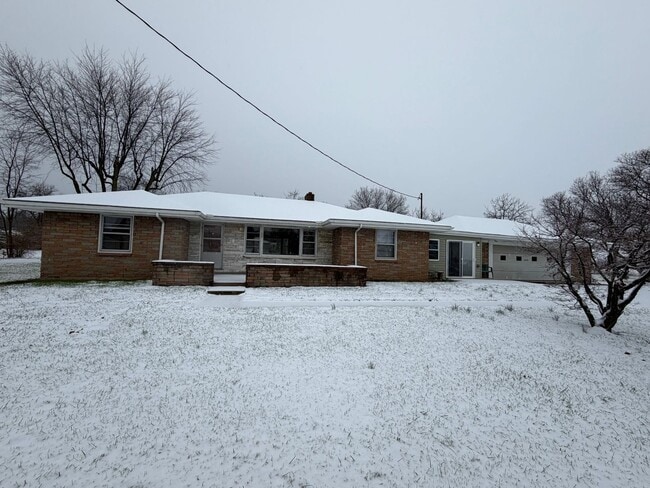 Building Photo - Large 3 Bedroom on Two Acres!