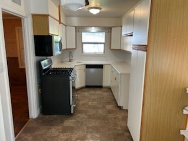 Building Photo - SHOWING SATURDAY, 12/13 @ 12PM