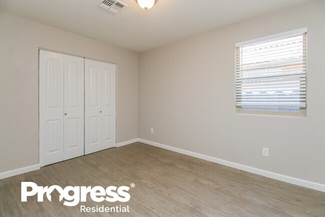 Building Photo - 3825 E Frances Ln