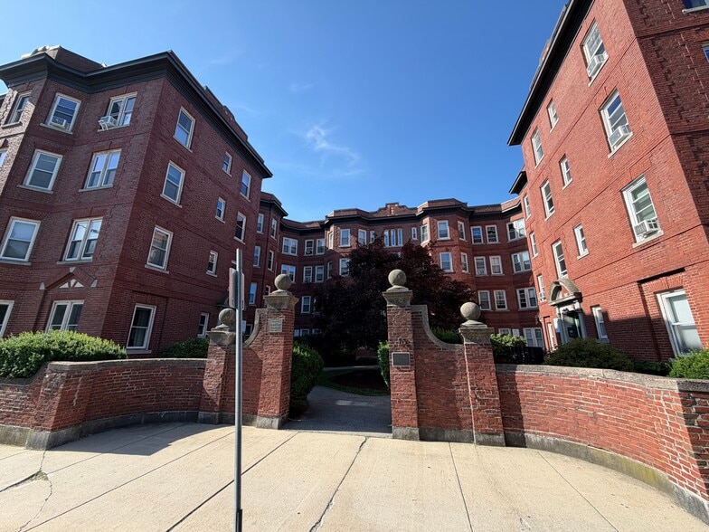 Building Photo - 15 Lynde St