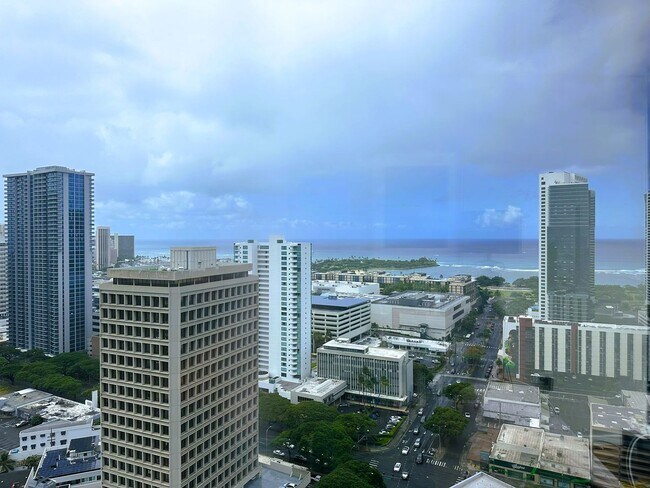 Building Photo - Moana Pacific East Tower 3BR/2BA/2PK