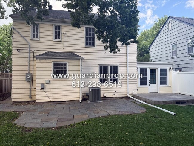 Building Photo - Highland Park House Available December 1st...