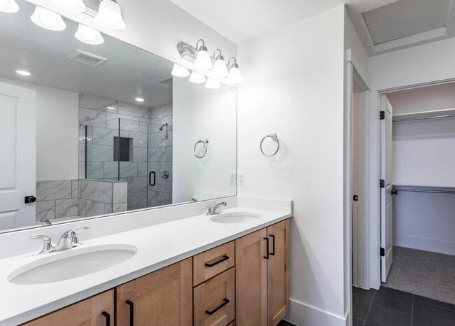 Building Photo - Stunning 3 Bedroom in Beautiful Desert Color Community