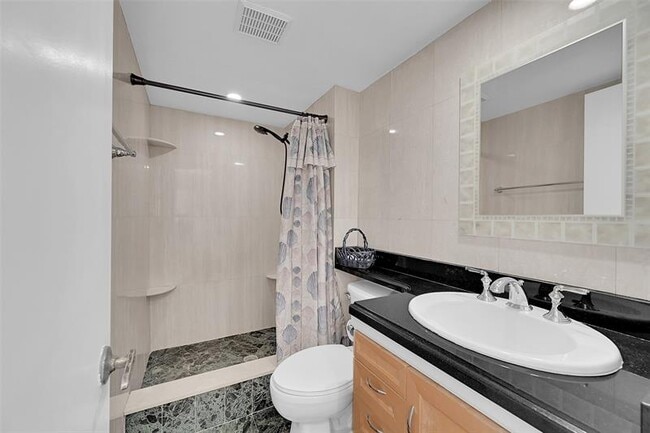 Building Photo - 525 N Ocean Blvd