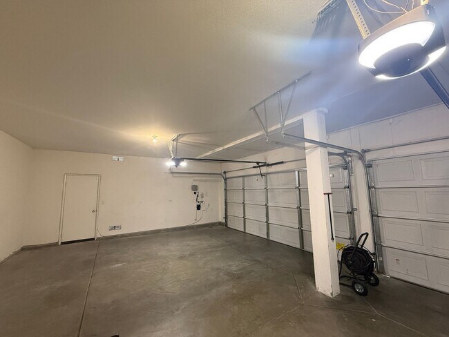 Building Photo - West Lancaster 3 bedroom Home