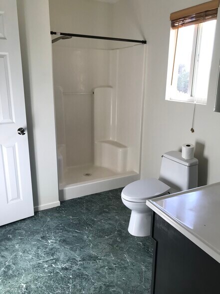 Bathroom access from walk-in closet - 572 Plumosa Ave