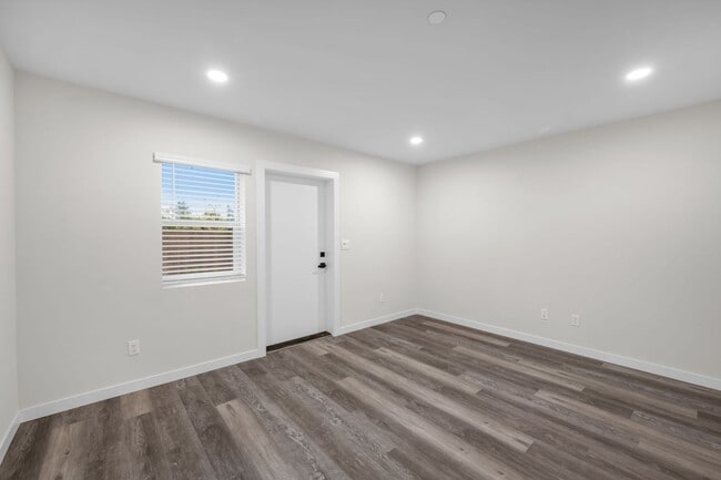 Building Photo - New Construction Luxury Townhome - Bright & Sunny End Unit