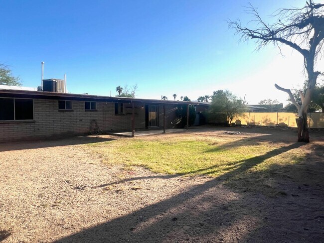 Building Photo - 2328 W Las Lomitas