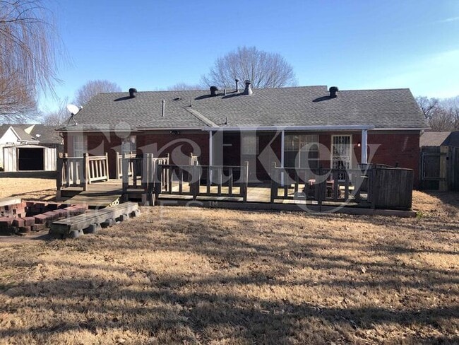 Building Photo - 5923 Willow Springs Dr