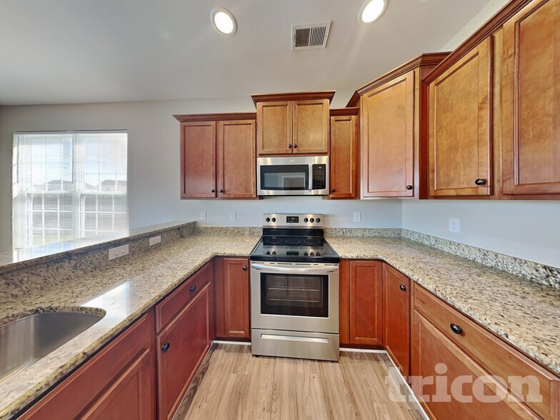 Building Photo - 651 Braekel Way