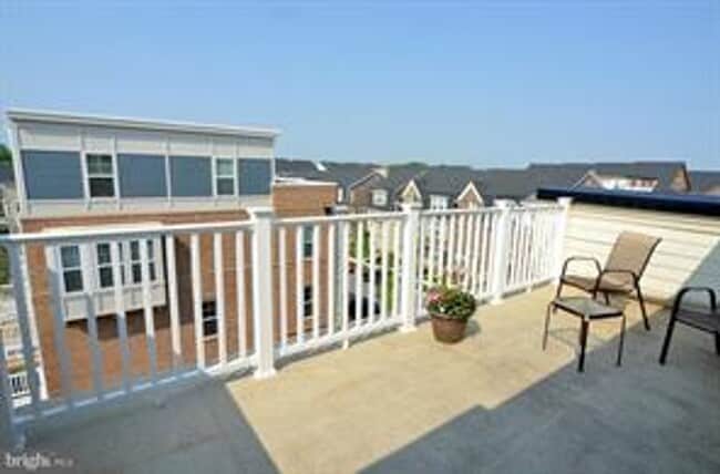 Building Photo - 4 LEVEL TOWNHOUSE WITH 2 CAR GARAGE, WALKING DISTANCE TO DOWNTOWN CROWN