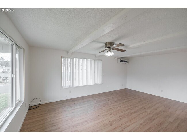 Building Photo - 3-bedroom 1 bath Single Level House