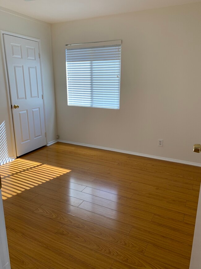 Building Photo - 10760 Russett Ave