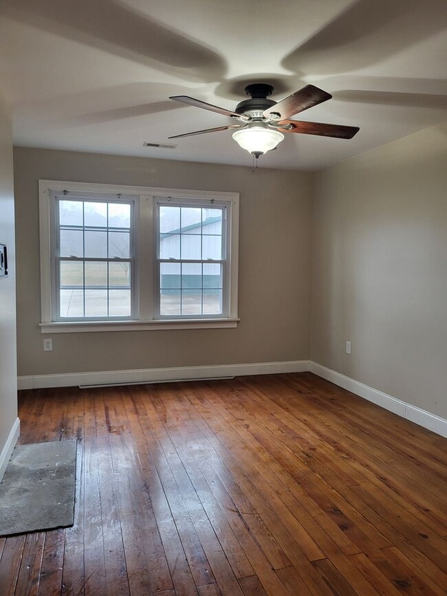 Building Photo - 2 bedroom farm house