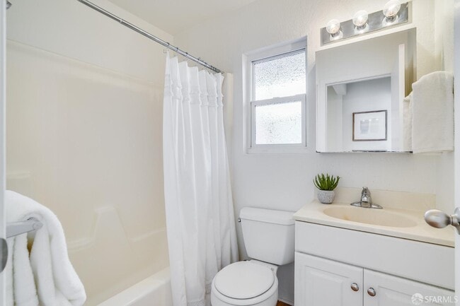 Building Photo - 490 Clipper St