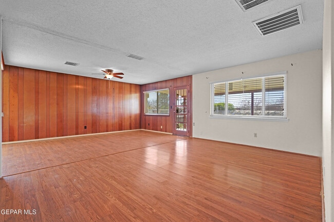 Building Photo - 7316 Clemente Ave