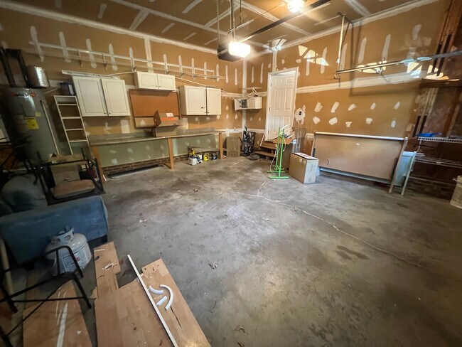 Building Photo - Room in Single Family Home on Daingerfield Dr